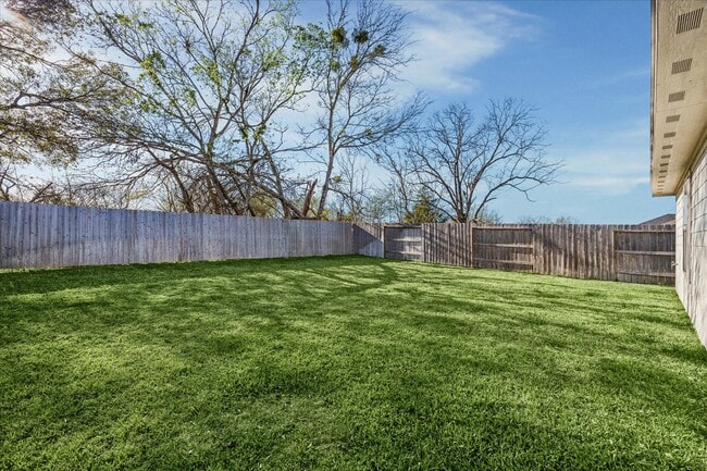 Building Photo - 329 Riverwood Village Ln