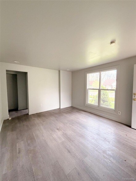 Building Photo - 15815 Evergreen Rd