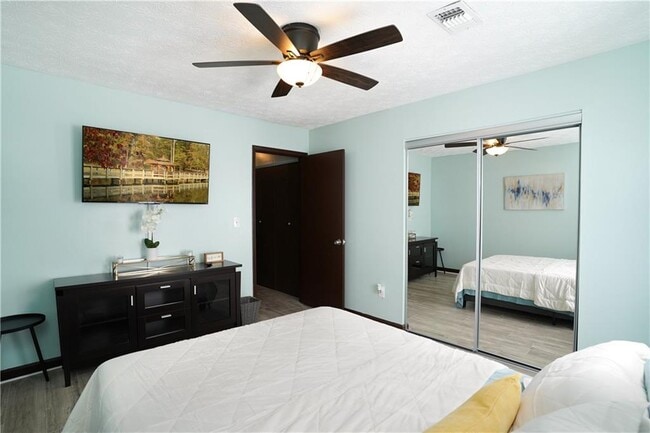 Building Photo - 5444 Glen Haven Dr