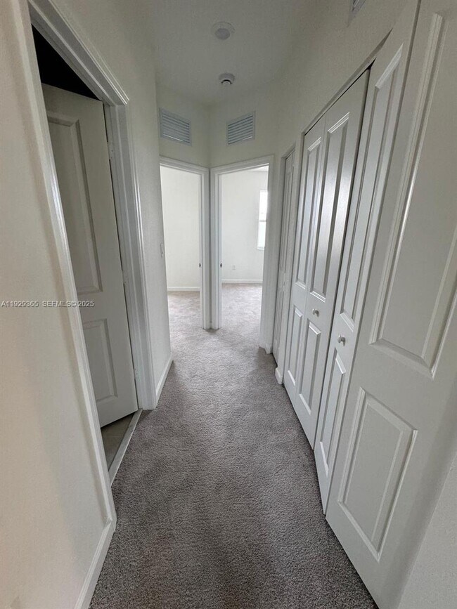 Building Photo - 2825 SE 25th Ave