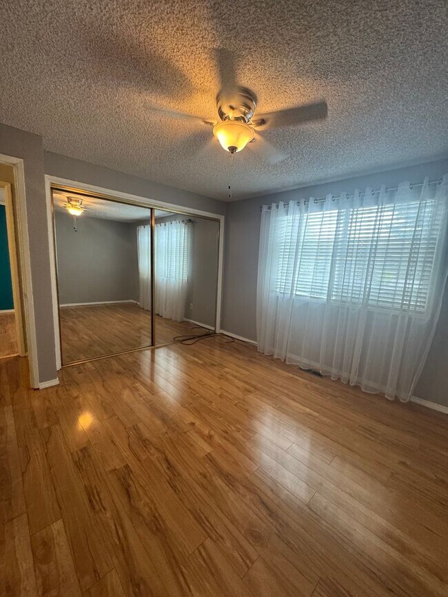 Building Photo - 3 bed 2 bath house with 2 car garage in great area!