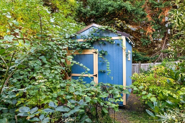 Building Photo - 5 Bed 2.5 Bath Spacious House For Rent In Poulsbo!!!