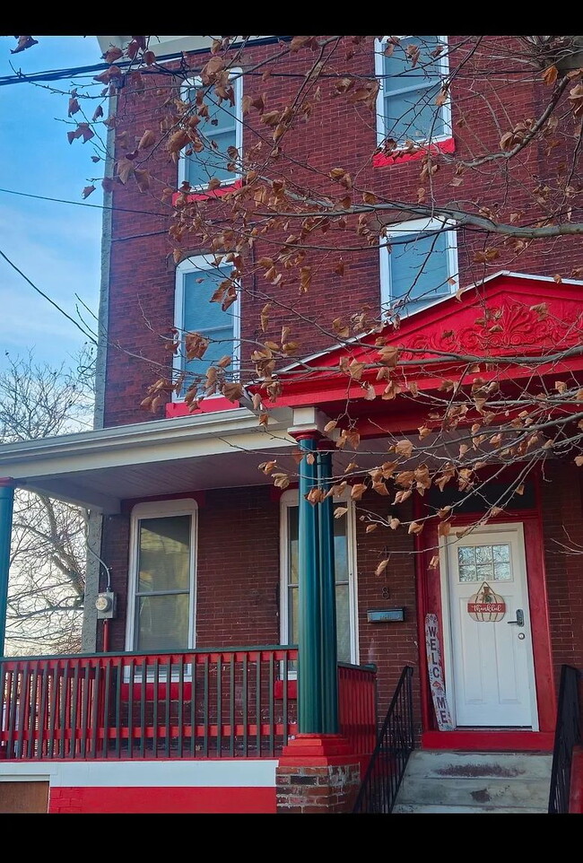 Building Photo - Luxurious 6-Bedroom Haven with Updated Ele...