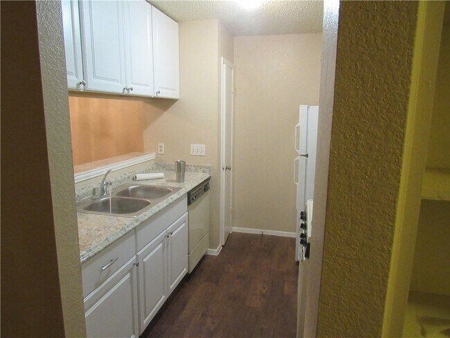 Building Photo - 2129 Andover Dr