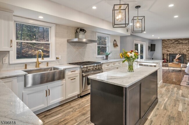 Building Photo - 18 Lisa Dr