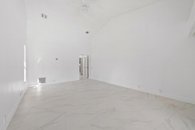 Building Photo - 18 Glencairn Rd