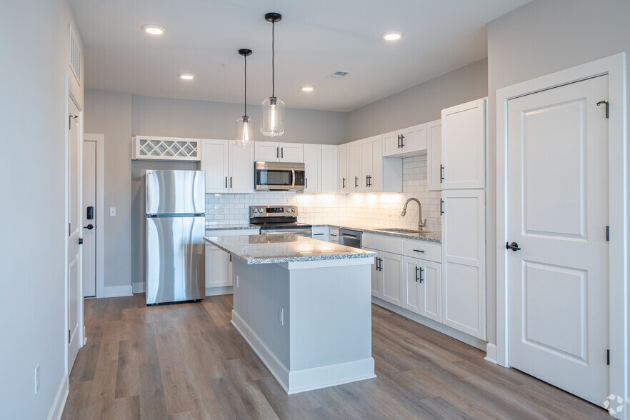 1BR, 1BA - 747SF - The Franklin - Kitchen - The Linc Valpo