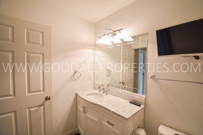 Building Photo - 2 Bedroom 2 Bath Townhome In West Des Moines