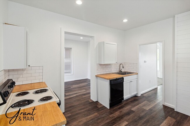 Building Photo - $1,450 - 3 Bed / 1 Bath Newly Renovated Ho...