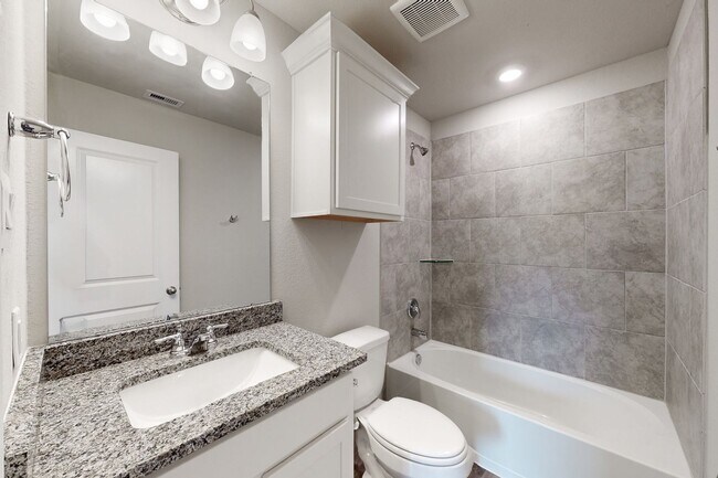 Building Photo - 3 Bedrom 2 bath with a 2 car garage in Sou...