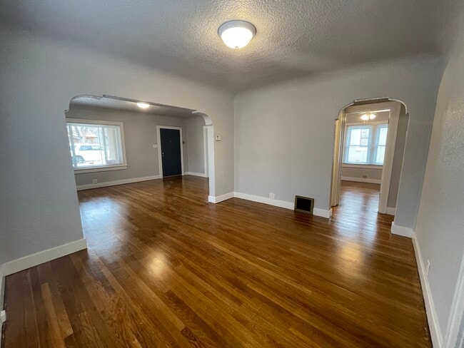 Building Photo - 405 Vassar Dr SE