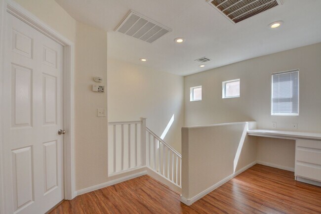 Building Photo - Beautiful two bedroom in great location