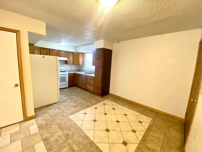 Building Photo - 3bed House with Garage & Fenced in Yard!