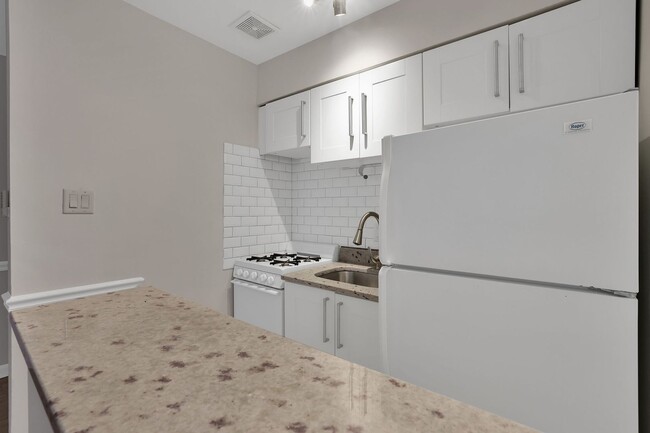 Building Photo - Charming 2-Bedroom Condo in Prime Capitol ...
