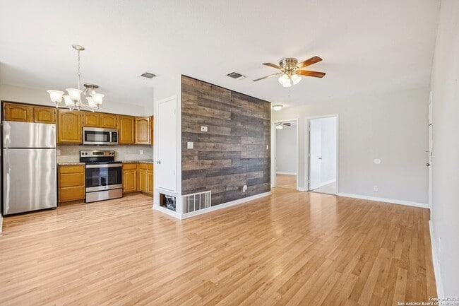 Building Photo - 10609 Starcrest Dr