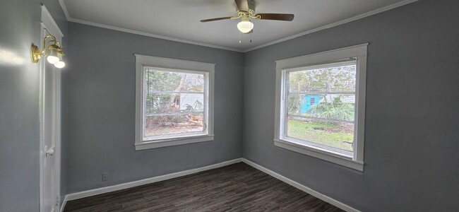 Building Photo - 2/1 Large Gibsonton Home Ready for You!