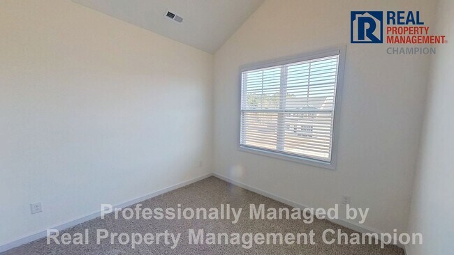 Building Photo - Spacious Home with Fenced Back Yard Convenient to Camp Lejeune