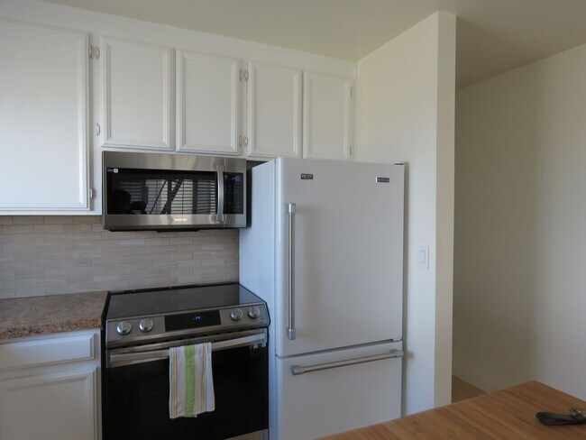 Building Photo - Hidden Gem with Outrageous Views - 1 Bedroom w/ Parking