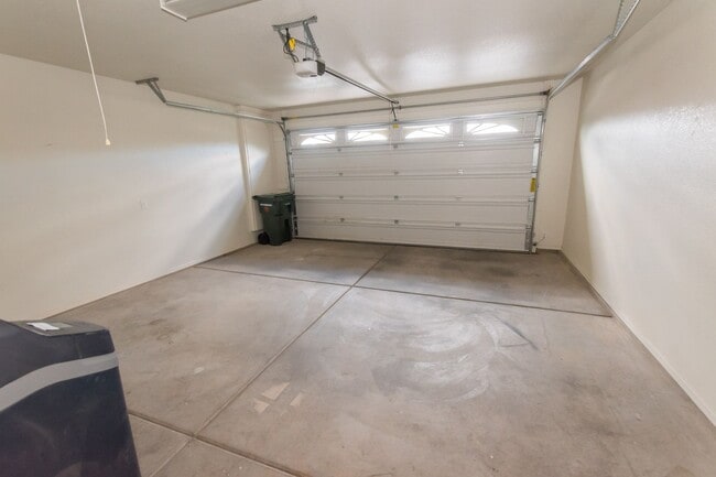 Building Photo - Gorgeous 4 Bedroom 2 Bathroom Home! Centra...