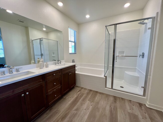 Building Photo - 2202 Rose Garden Ct