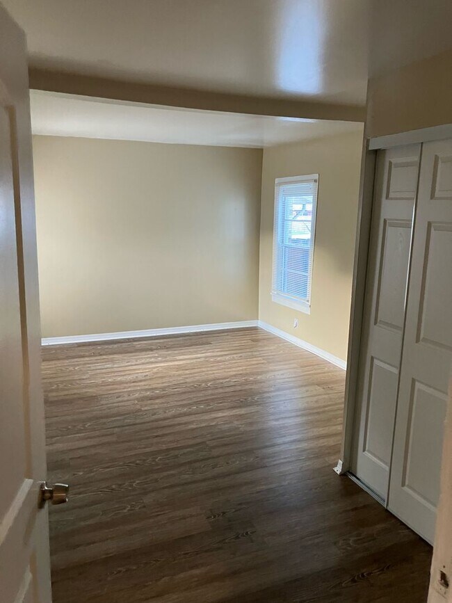Building Photo - 3 bed 1 bath single family home