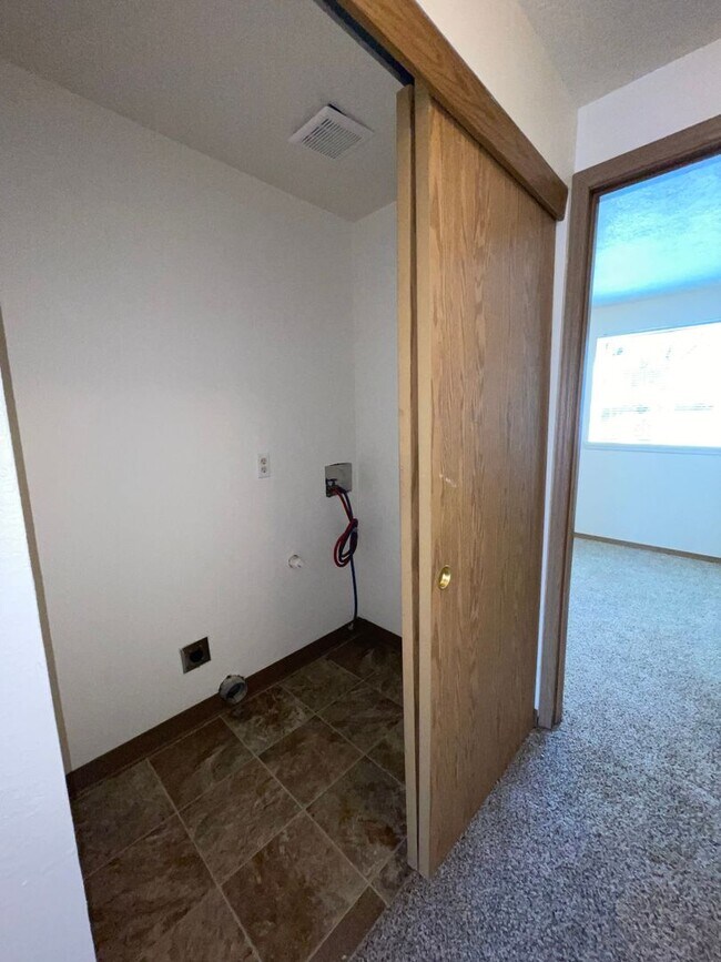 Building Photo - Rent Special: 1/2 Off June's Rent!! Ground Level Unit