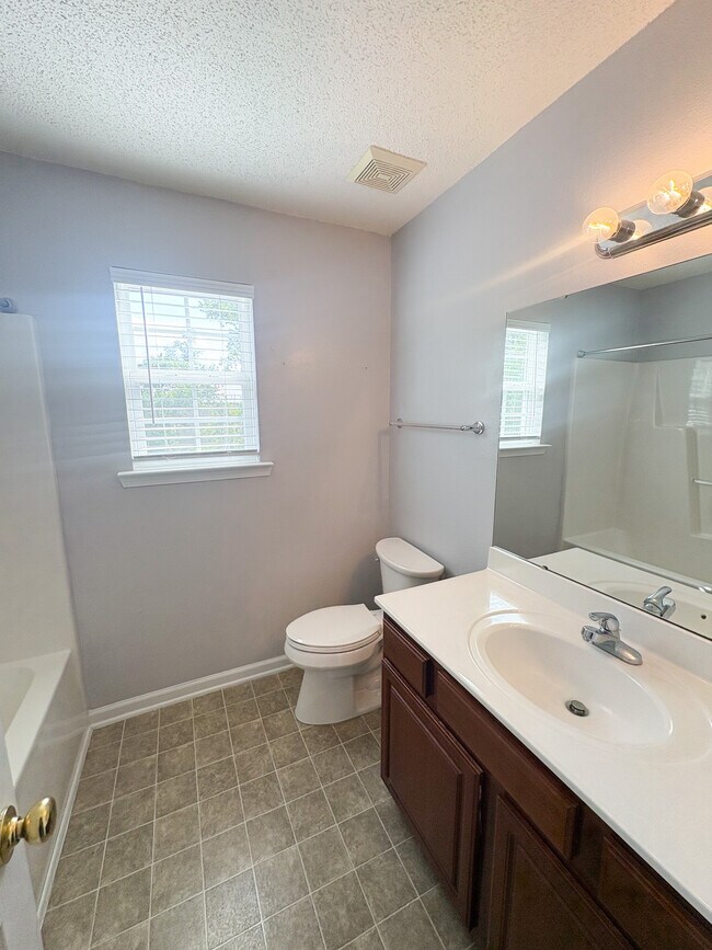 Building Photo - 159 Savannah Hills Dr