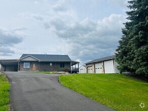 Building Photo - Walk to the lake, Beautiful Huntsville hom...