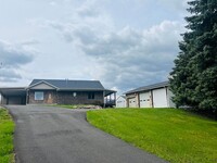 Building Photo - Walk to the lake, Beautiful Huntsville hom...