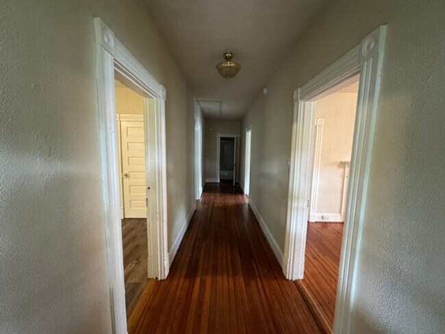 Building Photo - Charming 2 Bedroom Bungalow