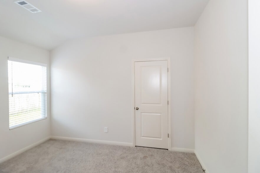 Building Photo - 112 Rustic Trce