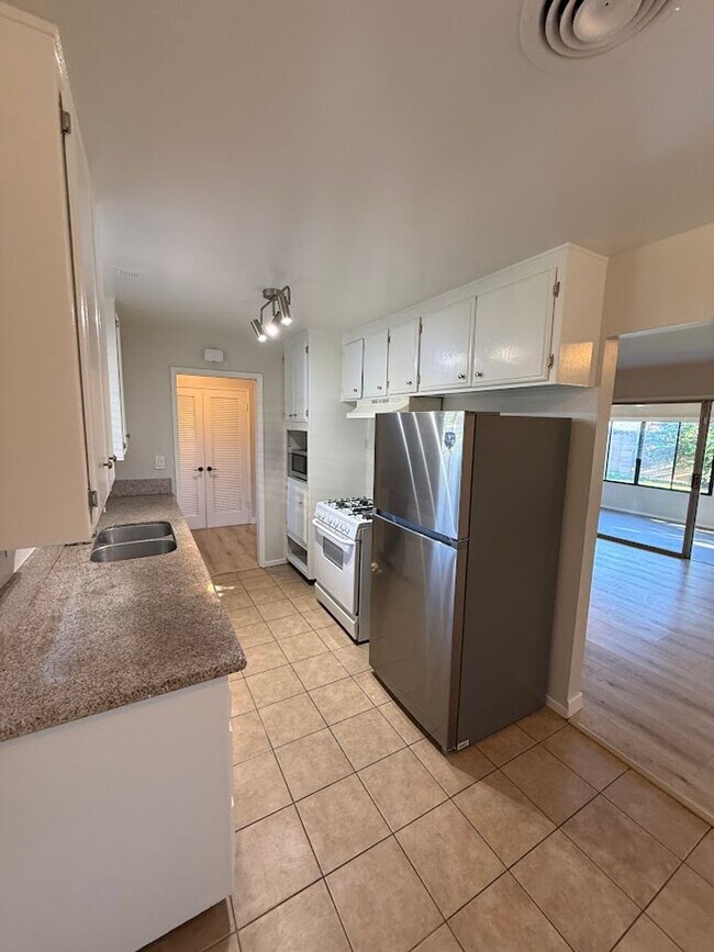 Building Photo - Beautiful 4 Bedroom, 2 Bathroom, Sylmar Home! Ready for Move-In!