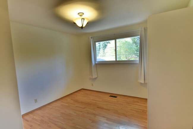 Building Photo - 5Bd/1.75Ba Mountlake Terrace House