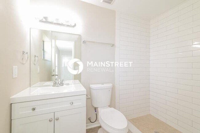 Building Photo - 3 Bedroom Pet-Friendly Home in ORLANDO, FL with Main Street Renewal
