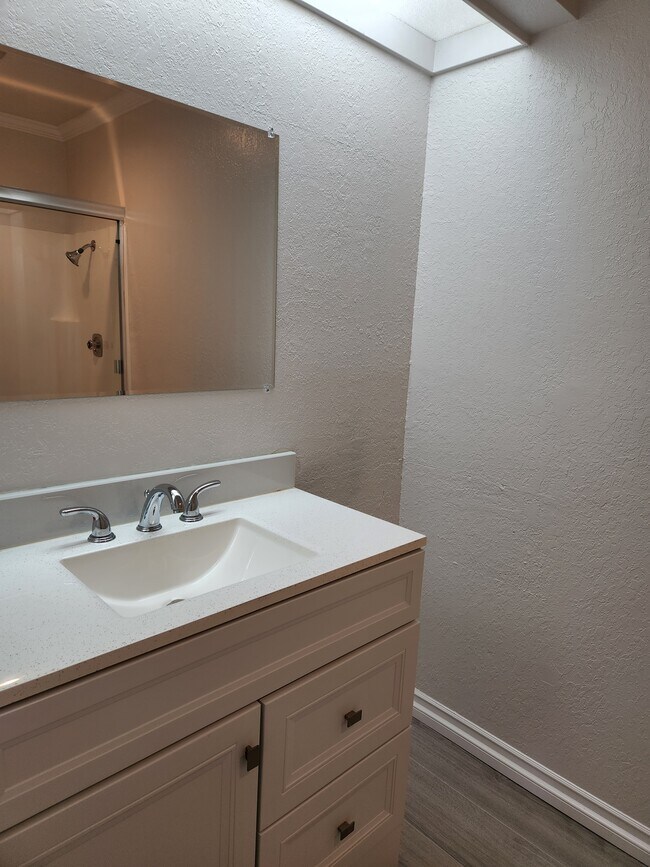 Building Photo - 9229 Village Glen Dr