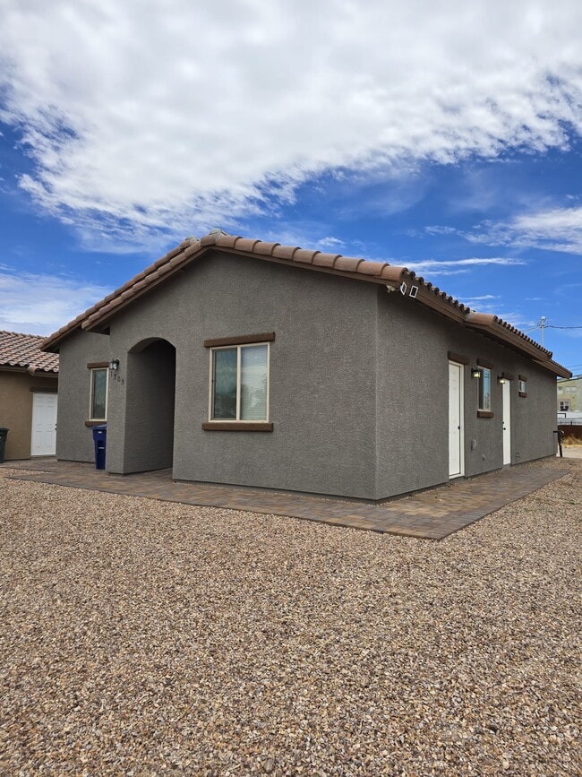 Primary Photo - 1705 N 7th Ave