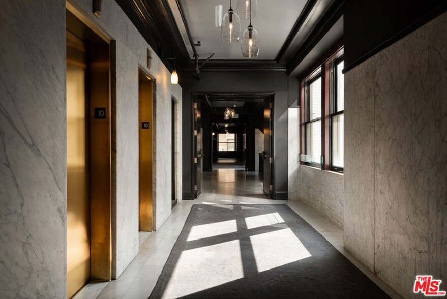 Building Photo - 460 S Spring St