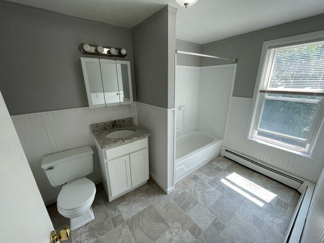 Building Photo - 348 River St