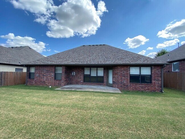 Building Photo - 3 Bed | 2 Bath | Jenks