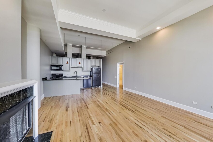 Building Photo - 165 N Canal St