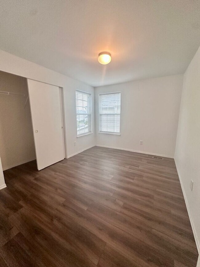 Building Photo - Spacious 4 bedroom - Ready Now