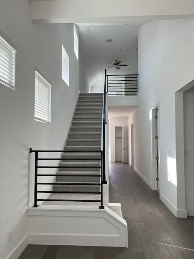 Building Photo - 3 Bdrm, 2 1/2 bath in Parmer Ranch Neighborhood