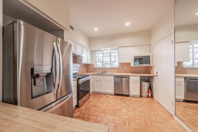 Building Photo - 2-bedroom, 2-bath condo located in the highly desirable Ridglea North neighborhood.