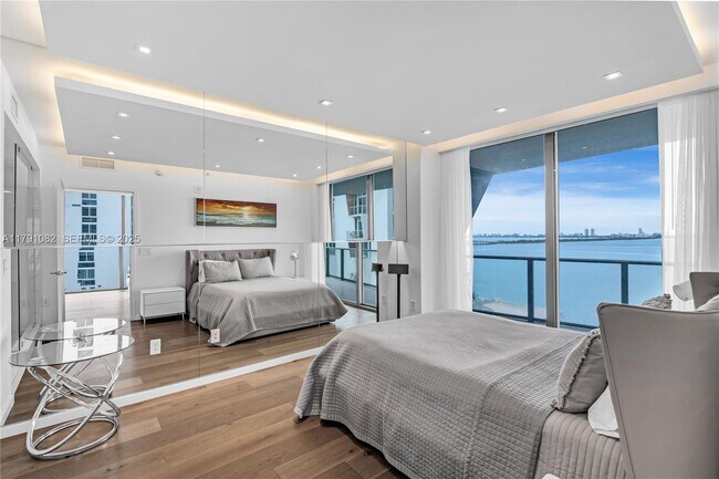 Building Photo - 460 NE 28th St