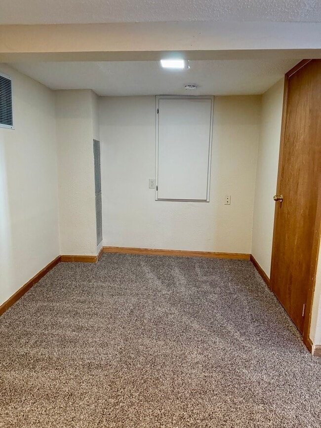 Building Photo - 3 Bed/1.5 Bath House For Rent with 2 Car Garage!