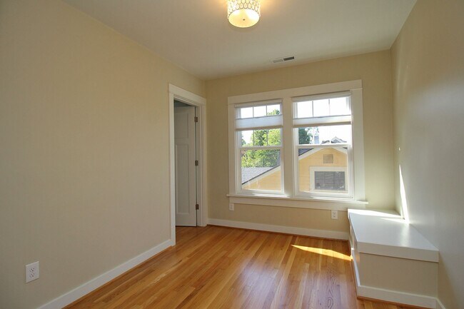 Building Photo - Beautifully Updated 5 Bedroom/3.5 Bath Irvington Craftsman Bungalow!