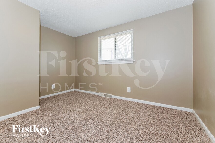 Building Photo - 5042 N Bellaire Ave