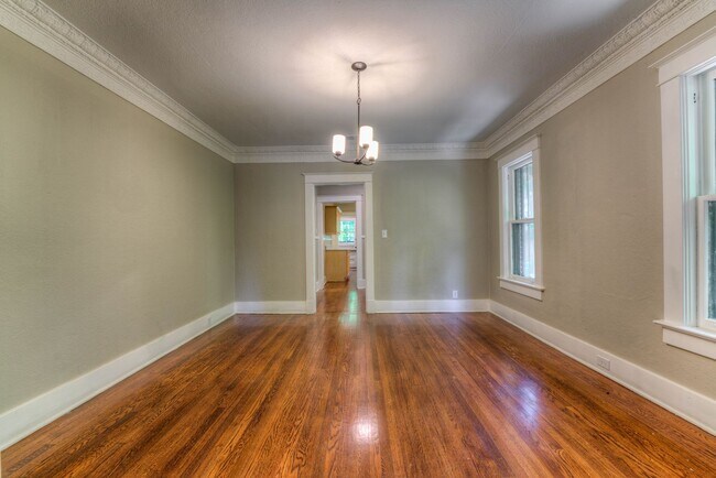 Building Photo - Updated 3 bed/1 bath - walk to Crosstown Concourse