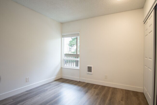 Building Photo - FREE RENT: Nicely Updated Top Floor Corner 2-Bdr Near OHSU w/Private Balcony!