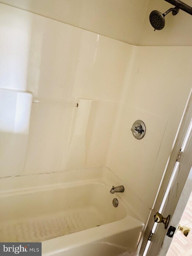 Building Photo - 372 E High St